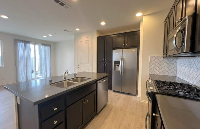 3 Bed 2.5 Bath Townhome in the Vista Del Sur HOA - 5513 San Roberto, San Diego, CA 92154