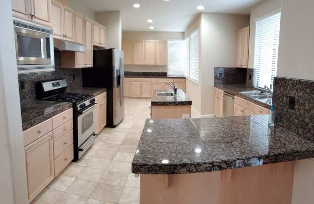 Wonderful 5bd / 3.5ba with 2 master suites Gallery 4