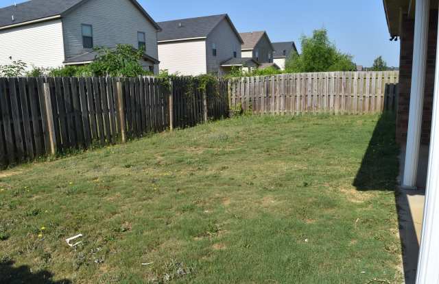 Before you rent an apartment in Grovetown...3BR /2 Baths , Split floor plan, fenced yard, 2car garage & Community pool +extra storage Gallery 4