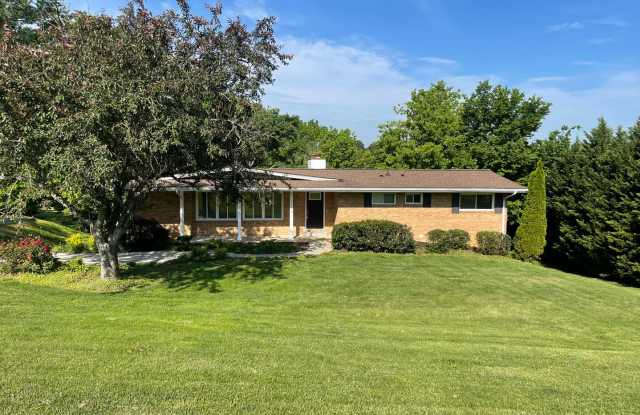 5 Bedroom / 3 Bath Home ♦ Kingsport, TN - 2233 Pendragon Road, Kingsport, TN 37660