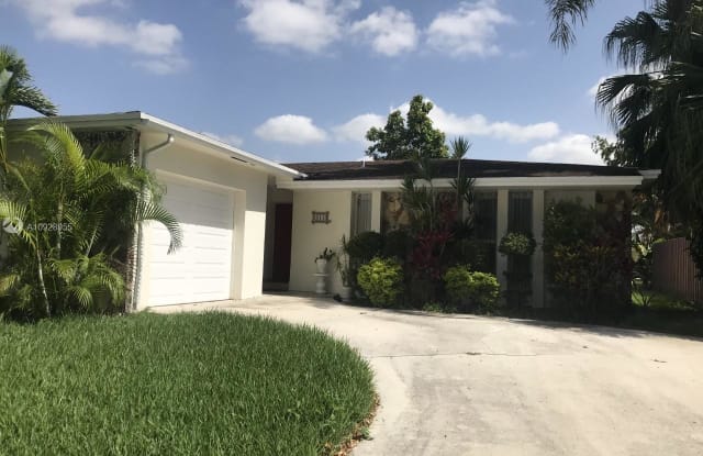 311 SE 5th St - 311 Southeast 5th Street, Dania Beach, FL 33004