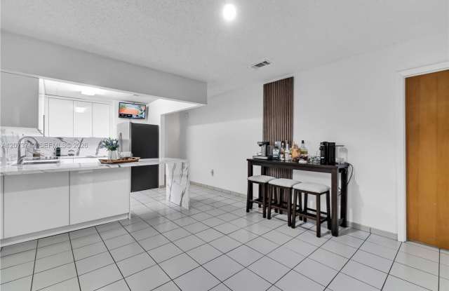 980 W 43rd Place, Hialeah, FL 33012 - 7280 Gallery 3