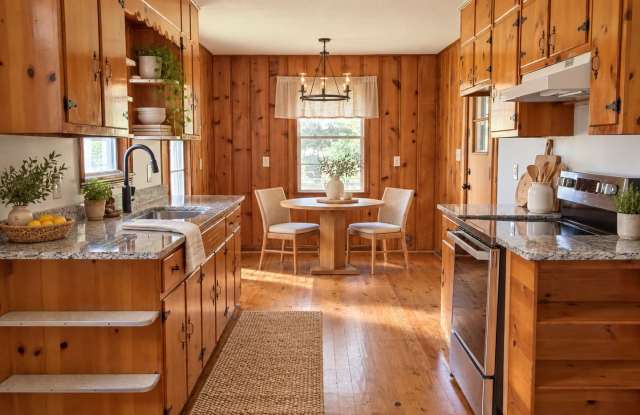 Charming 3BR/1BA Cottage with Spacious Yard Gallery 4