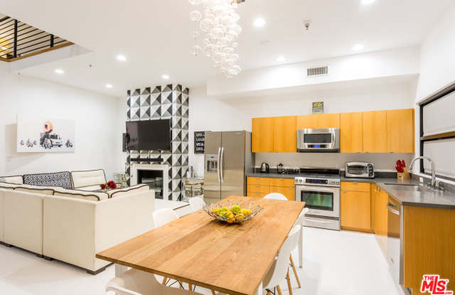 815 Hampton Drive - 815 Hampton Drive, Los Angeles, CA 90291