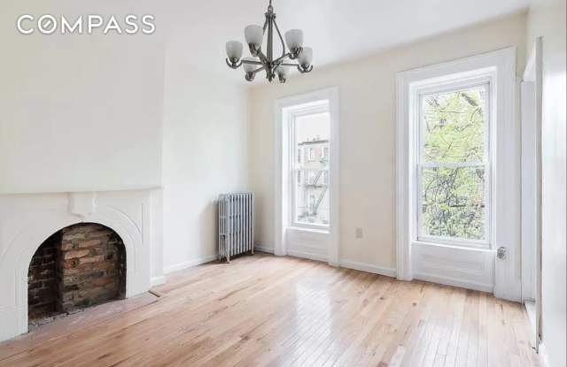 582 Monroe Street photos photos