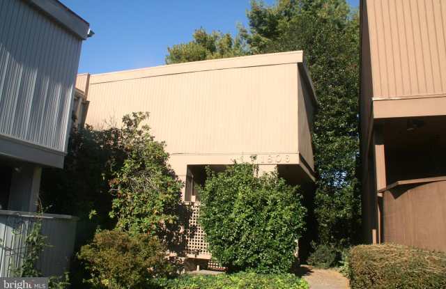 1806 N SHORE COURT Gallery 2
