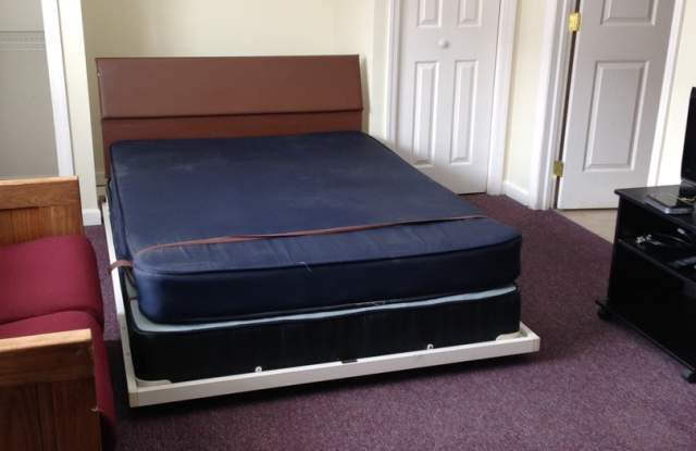 Studio Apartment at College Court -- SUBLET STARTING 02/01/2026 photos photos