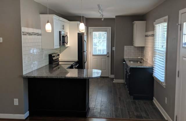 Frost Courtyard Apartments - Gallery 4