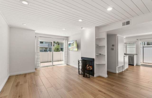 End-Unit Townhouse in Prime Newport Beach Location photos photos End-Unit Townhouse in Prime Newport Beach Location photos photos