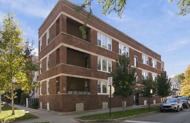 1735 West Waveland Avenue Gallery 1