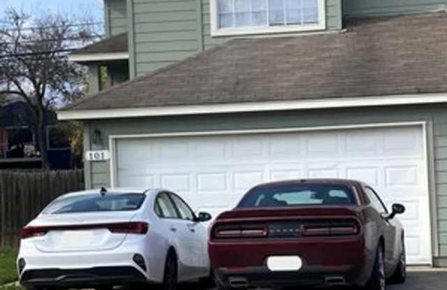 3 Bed 3.5 Bath Duplex on TXST Bus Route! photos photos