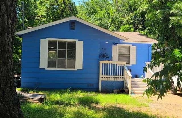 911 W Collins Street - 911 West Collins Street, Denton, TX 76201