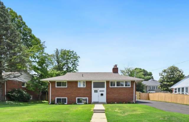 10228 FARNHAM DR Gallery 4