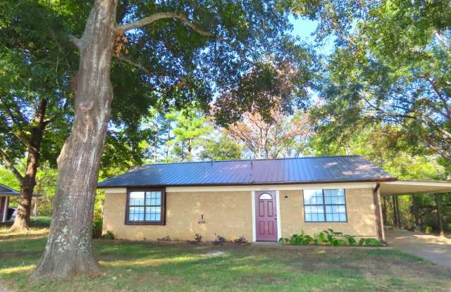Beautifully Updated 2 Bedroom House on Wooded Lot Gallery 1