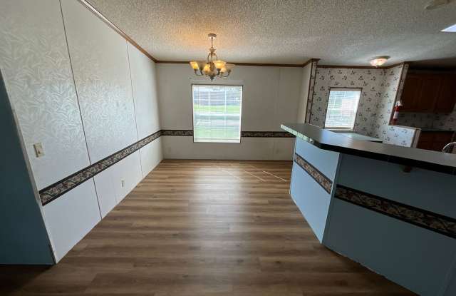 Roomy 3/2 Double-Wide Mobile Home in Marianna Park Gallery 4