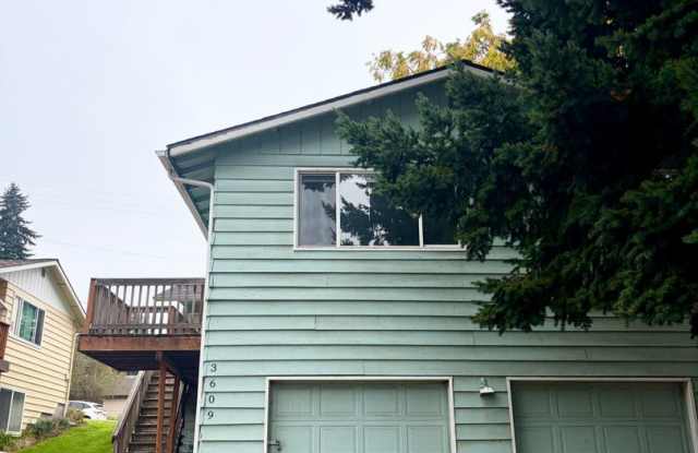 2 BEDROOM, 1 BATH DUPLEX WITH GARAGE! Gallery 1