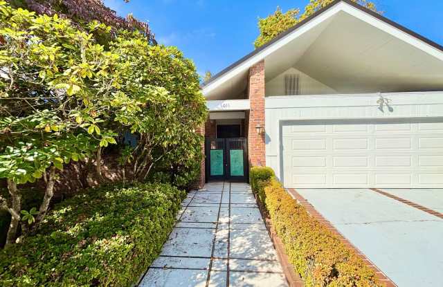 Elegant Windermere Home with Spacious Living, Private Courtyard & Lake Washington Proximity Gallery 3