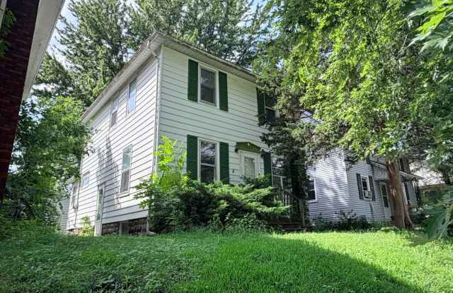 Come check out this spacious 3-bedroom, 1-bathroom home in Moline! photos photos