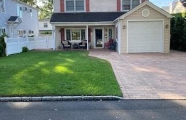 6 Nesaquake Avenue - 6 Nesaquake Avenue, Manorhaven, NY 11050