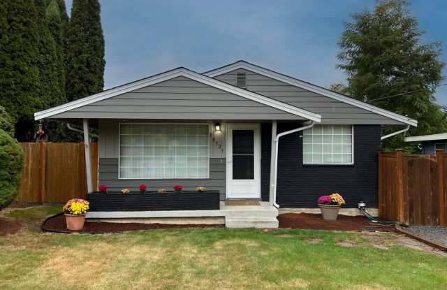 Adorable Three Bedrooom in Edgewood - Landscape Included photos photos