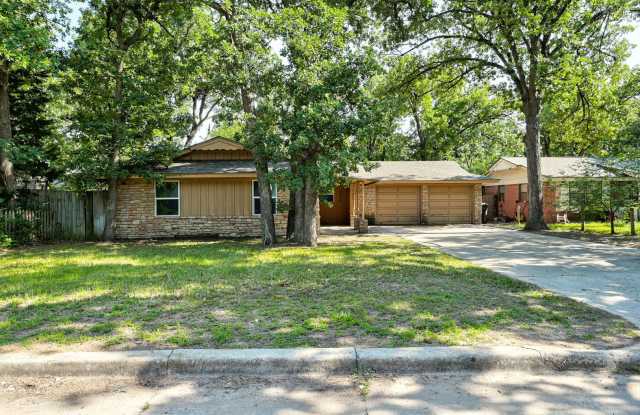 Charming 3-Bed, 1.5-Bath Home with 2-Car Garage Near NW 23rd  MacArthur - 6004 Northwest 27th Street, Oklahoma City, OK 73127