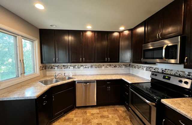 Beautiful 3 Bedroom 2 bath - Fenced in back yard - Available August 1st 2025 - 926 Cottonwood Avenue, Iowa City, IA 52240