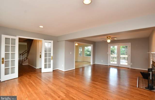 350 COPPERFIELD Lane Gallery 3