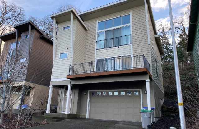 4 Bedroom Townhouse in Hood River Gallery 1