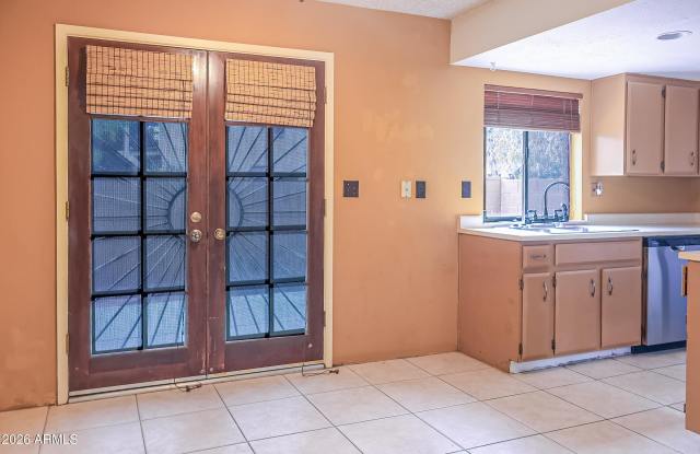10407 N 11th Place Gallery 4