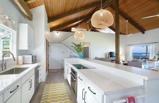 Hawaii Life Presents Mokuleia Beach House 3 bedrooms, 2 full bathrooms, Sleeps 8 - Beautifully built custom home, sitting on an exclusive beachfront property. Built with the idea of taking in the gorgeous ocean and mountain views. Gallery 4
