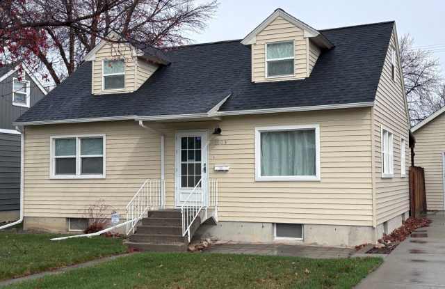Adorable 5 Bed 2 Bath Cottage Home photos photos
