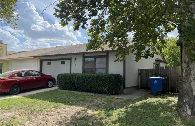 Cute 2/2 duplex with a garage photos photos