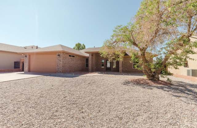 Spacious 3 Bedroom 2 Bath House! Gallery 3