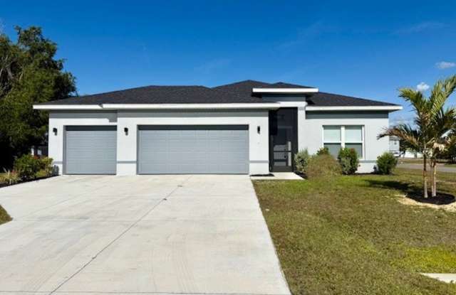 4 bedroom 2 bathrooms corner lot , 3-CAR GARAGE home photos photos