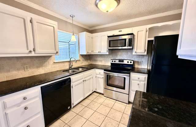 2 Bedroom Townhouse located off Bluebonnet Gallery 1