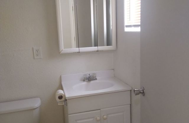 Nice and Quite 1 bedroom 1 bath with Bonus room Gallery 4