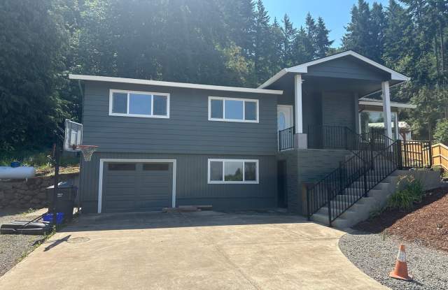 Beautifully Refreshed Home on Several Acres in Oregon city off Forsyth Road. 15 minutes from Highway 213 and 205. photos photos
