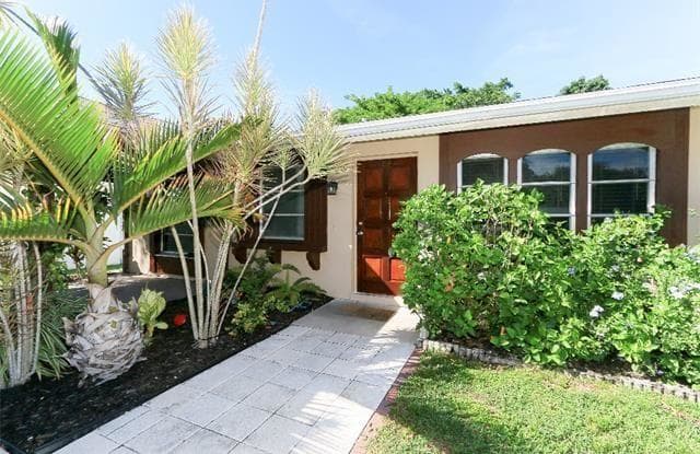 821 93RD AVE N - 821 93rd Avenue North, Naples Park, FL 34108