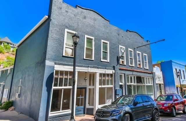 Experience the charm of Manitou Springs living in this spacious 2-bedroom, 2-bath apartment located just minutes from downtown Manitou’s shops, restaurants, and trails - *$500.00 OFF MOVE IN SPECIAL* photos photos