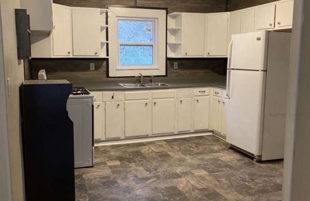 Charming 3 Bedroom Home Minutes from Northshore & Red Bank! Gallery 3