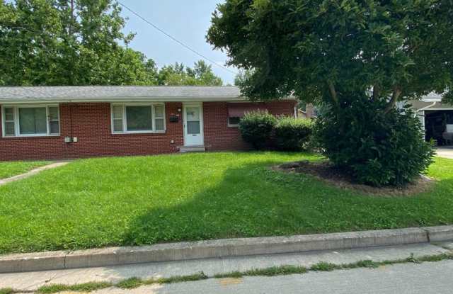 Extremely sharp, clean and roomy 2 BR Duplex in great location in Normal photos photos