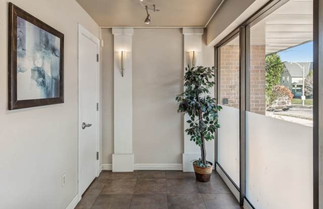 2121 N Cambridge Ave #108 Gallery 3