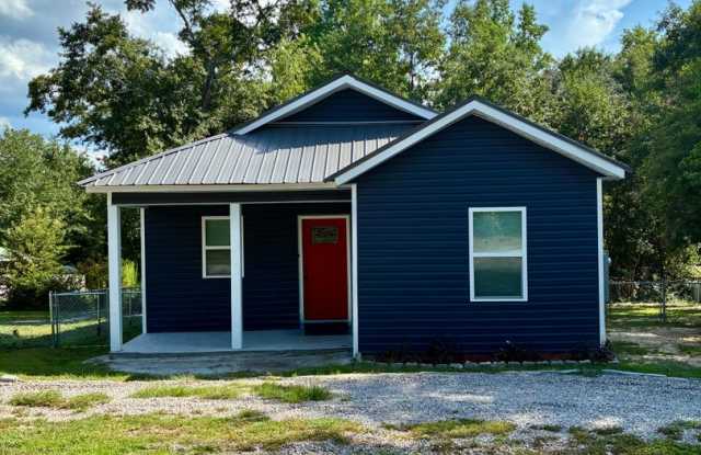 Beautiful 3BR/2BA Custom-Built Home with Fenced Yard & Large Deck Gallery 3