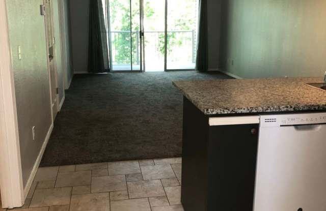 VERY NICE 2 bed, 2 bath Branson CONDO For Lease Close to Lake Taneycomo and Table Rock Lake - 34 Golfshores Drive, Branson, MO 65616
