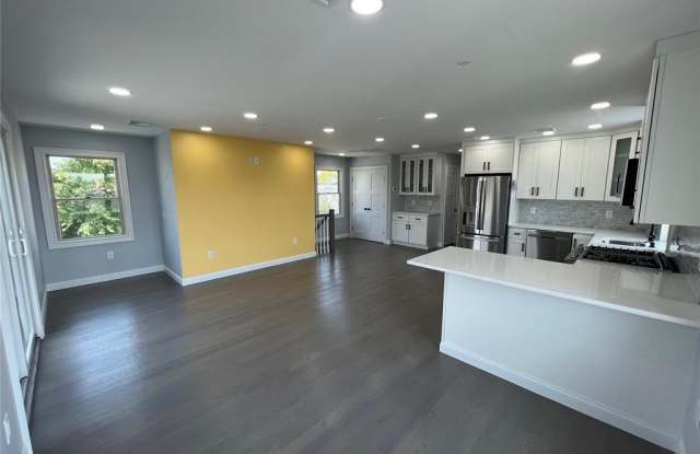 517 Monroe Boulevard Gallery 2