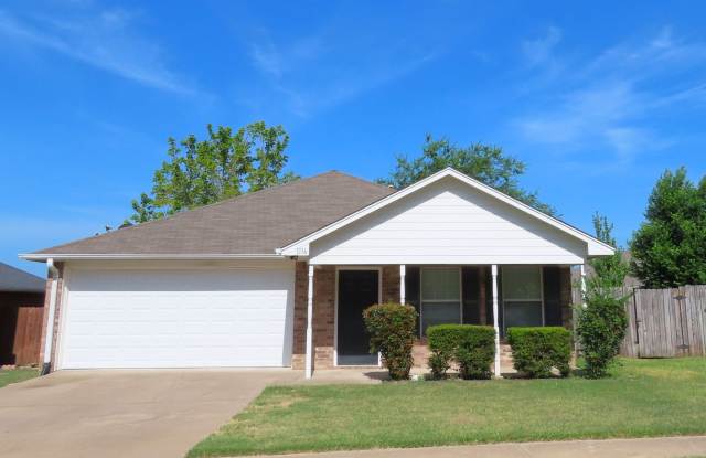 Lindale ISD! Lovely 3 Bedroom, 2 Bath House w/Garage photos photos