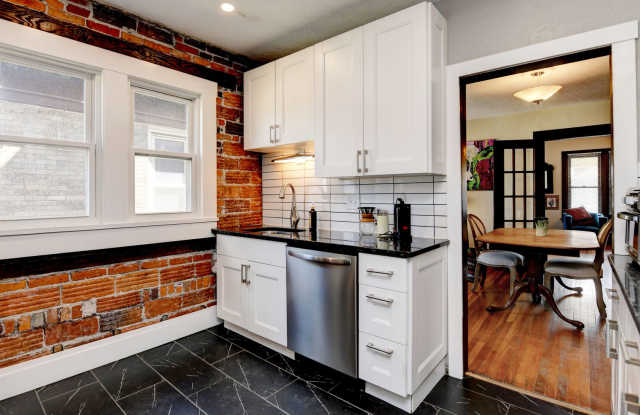 Charming 2-Bedroom Duplex in Franklin Park Gallery 4