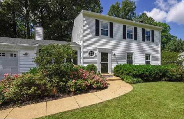 Beautiful 4 BR 2.5 BA colonial. Pets welcome - 12613 Glenbrooke Woods Drive, Franklin Farm, VA 20171
