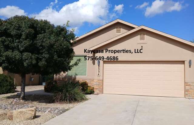 Beautiful Custom Home in Legends West Neighborhood Gallery 1