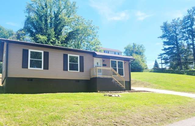 Lovely 3 bedroom, 1 Bathroom House Close to the Downtown Gallery 1